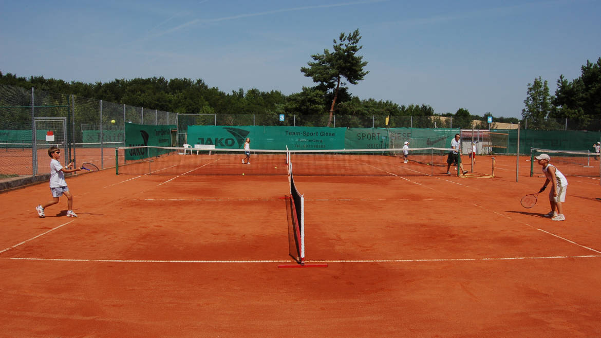 Kinder spielen Tennis beim TSV Rottenbauer