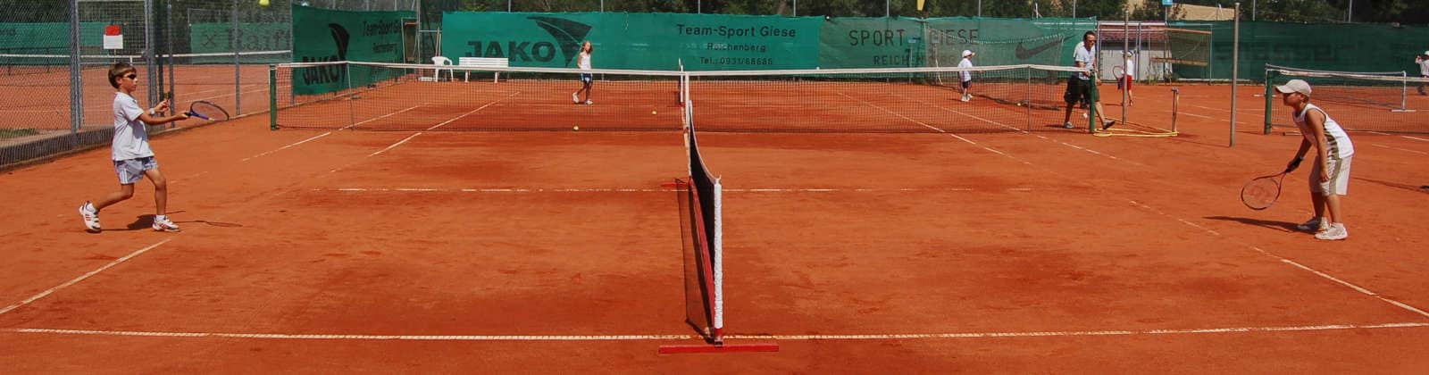 Kinder spielen Tennis beim TSV Rottenbauer