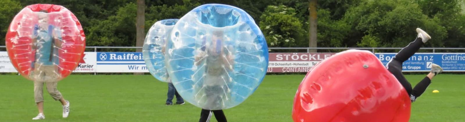 Sportler spielen Bubble Soccer
