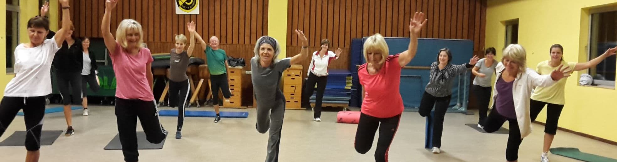 Frauen beim Ausüben von Gymnastikübungen