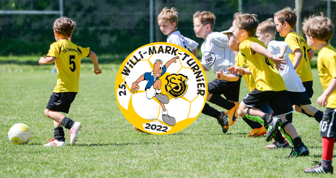 Kinder spielen Fußball. Mittig Logo Willi-Mark-Turnier 2022