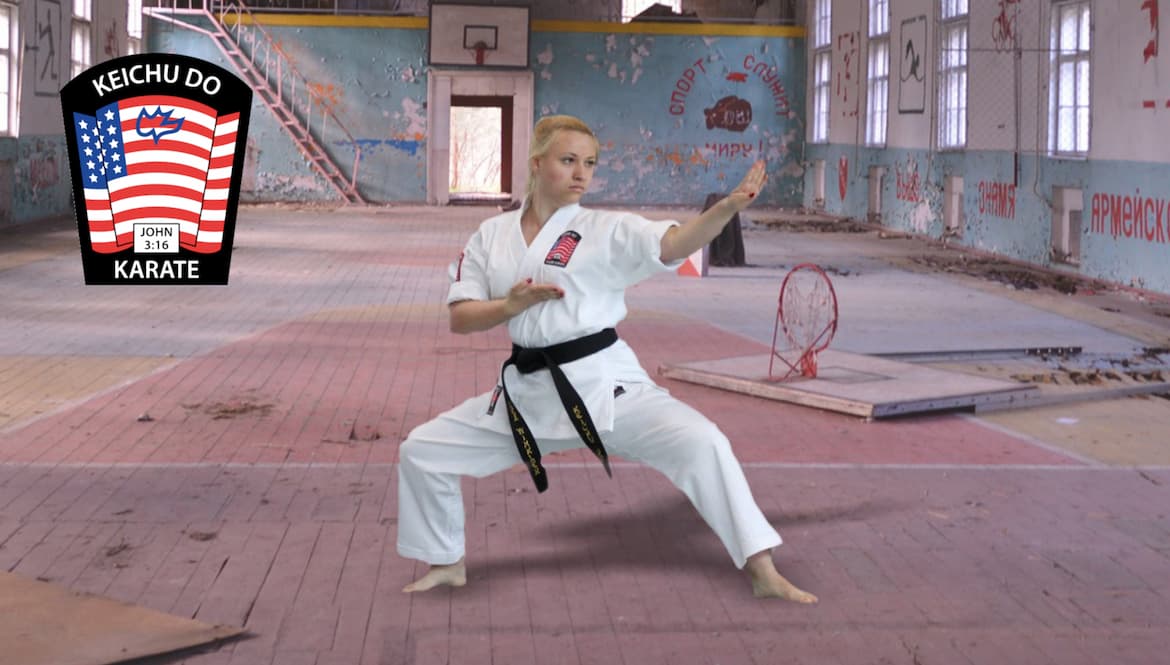 Frau beim Keichu Do Karate Training in Turnhalle