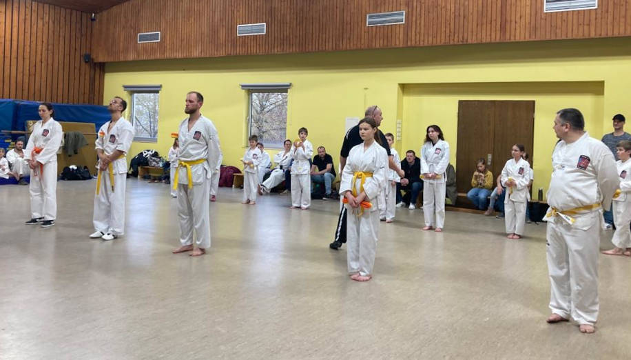 Teilnehmer der Gürtelprüfung im Keichu Do Karate stehen in der Halle nebeneinander.
