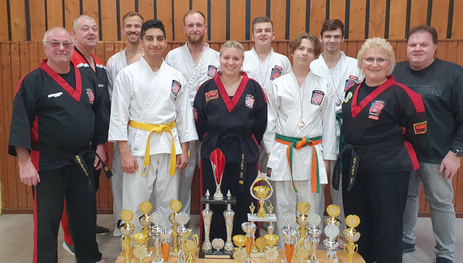 Gruppenbild Keichu Do Karate Team des TSV Rottenbauer vor vielen gewonnenen Pokalen