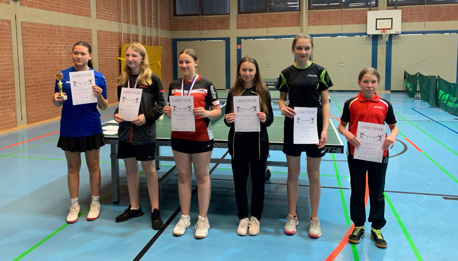 Tischtennis Mädchenmannschaft des TSV Rottenbauer halten Urkunden in den Händen