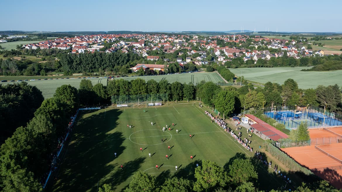 Drohnenaufnahme der Tennisplätze und des oberen Fußballplatzes des TSV Rottenbauer.