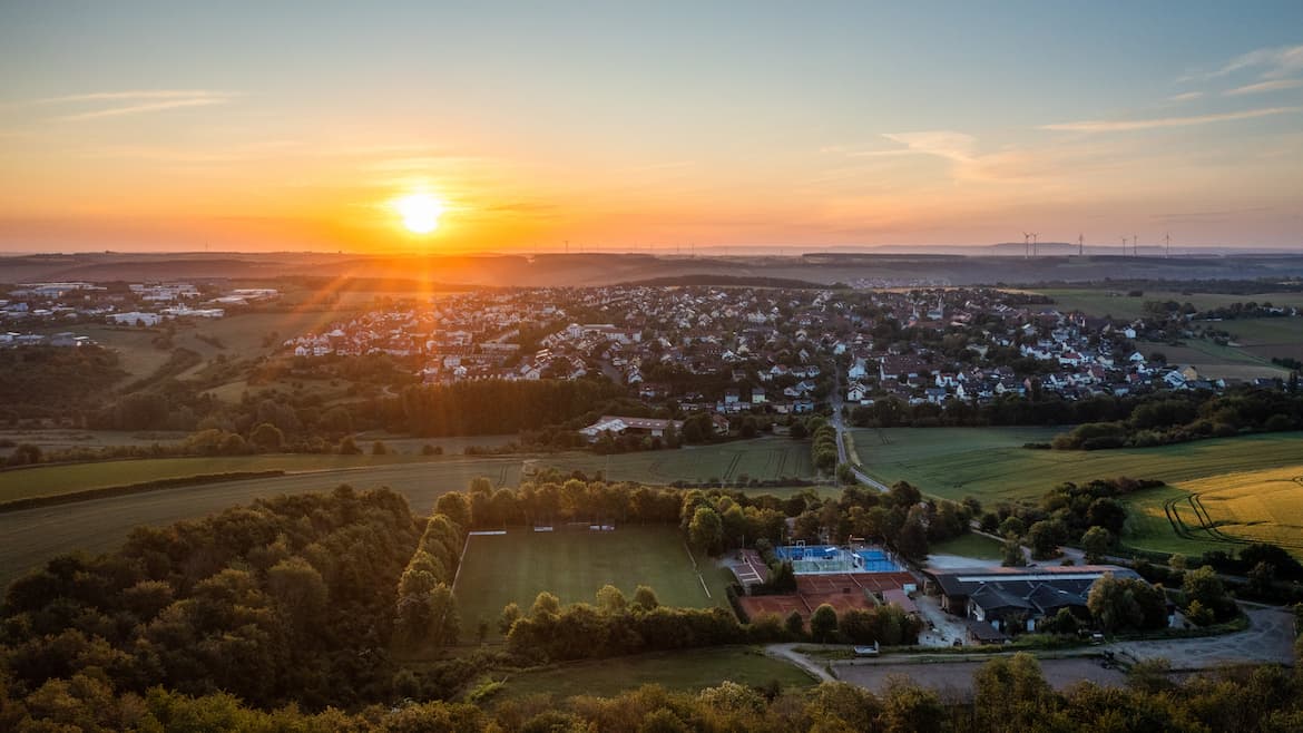 Drohnenaufnahme der gesamten Sportanlage des TSV Rottenbauer. Im Hintergrund sieht man den Stadtteil Rottenbauer