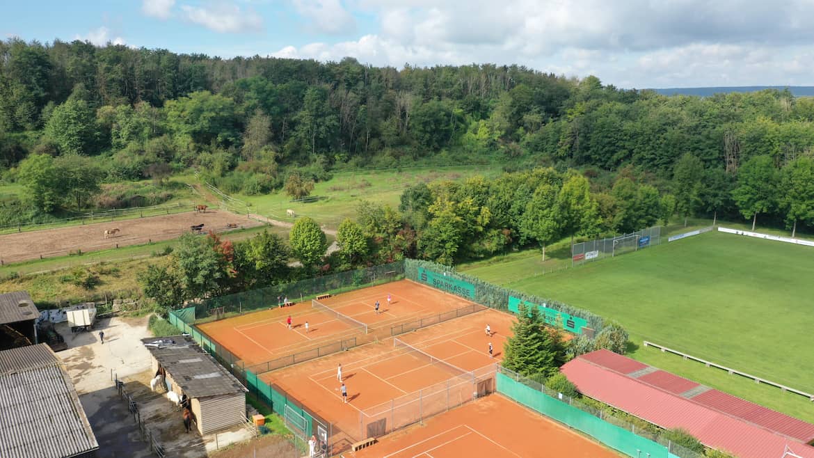 Drohnenaufnahme der Tennisplätze, oberer Fußballplatz und Reitanlage des TSV Rottenbauer
